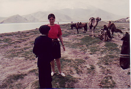 Lago  Kalakuli. Al fondo, Muztagata (7.546 m.) (6.8.1994) 